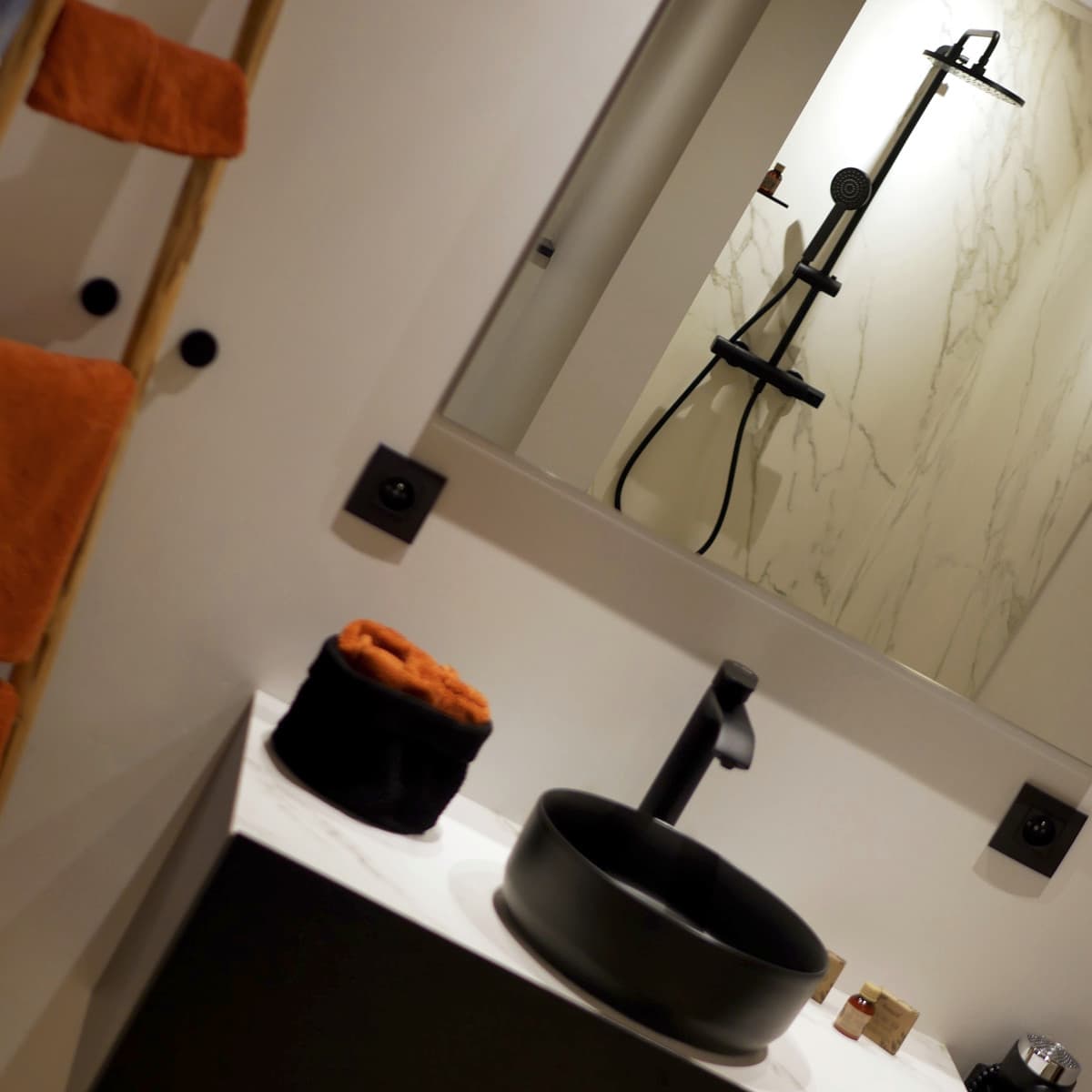 Chambre d'hôtes avec douche italienne en marbre et bain à bulles